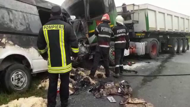 O maşină plină cu rumeguş a luat foc, după ce a fost implicată într-o coliziune cu un camion
