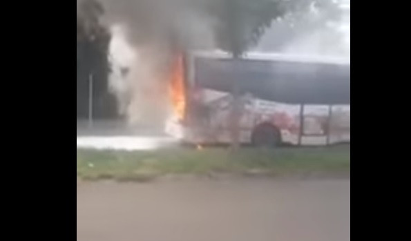 Autobuz, în flăcări pe o stradă din Brăila. Cauza incendiului. VIDEO