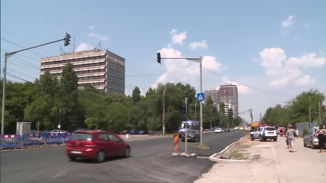 Muncitorii care au lăsat stâlpii și semafoarele în mijlocul unei șosele din București