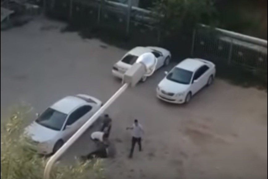 Șofer de taxi, lovit cu cărămizile în cap de 4 pasageri. VIDEO