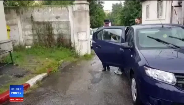 Un tânăr suspectat că a violat o fată de 13 ani şi a condus fără permis, audiat de poliţişti