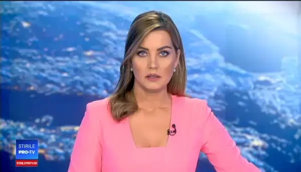 O maşină plină cu rumeguş a luat foc, după ce a fost implicată într-o coliziune cu un camion