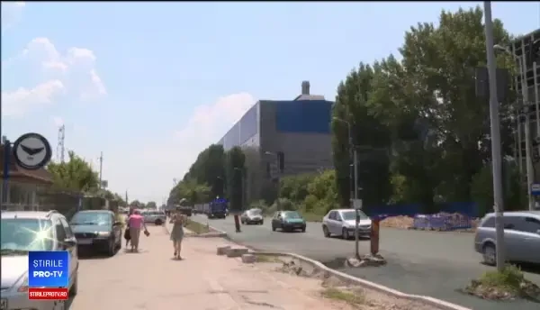 Muncitorii care au lăsat stâlpii și semafoarele în mijlocul unei șosele din București