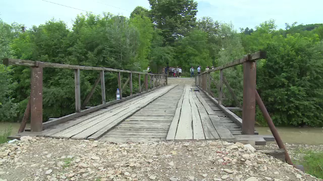 A murit după ce a căzut în gol de la 4 metri de pe un podeț de lemn