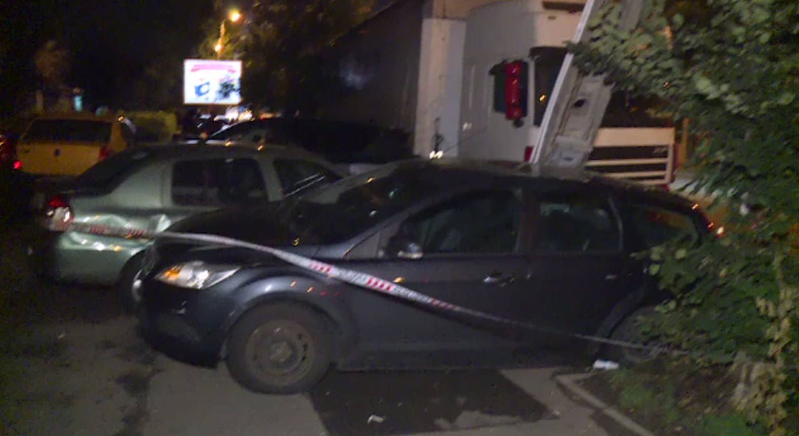 Șase mașini parcate, lovite un plin de un șofer de TIR care a pierdut controlul volanului