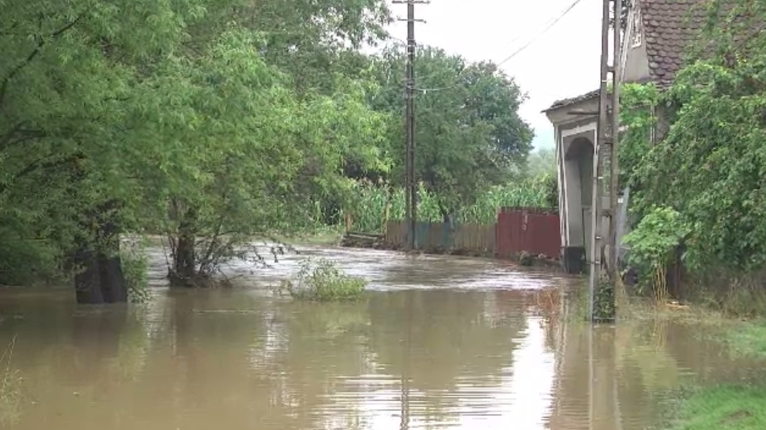 Mai multe zone din țară, lovite puternic de inundații. ”E a treia oară când scot apa”