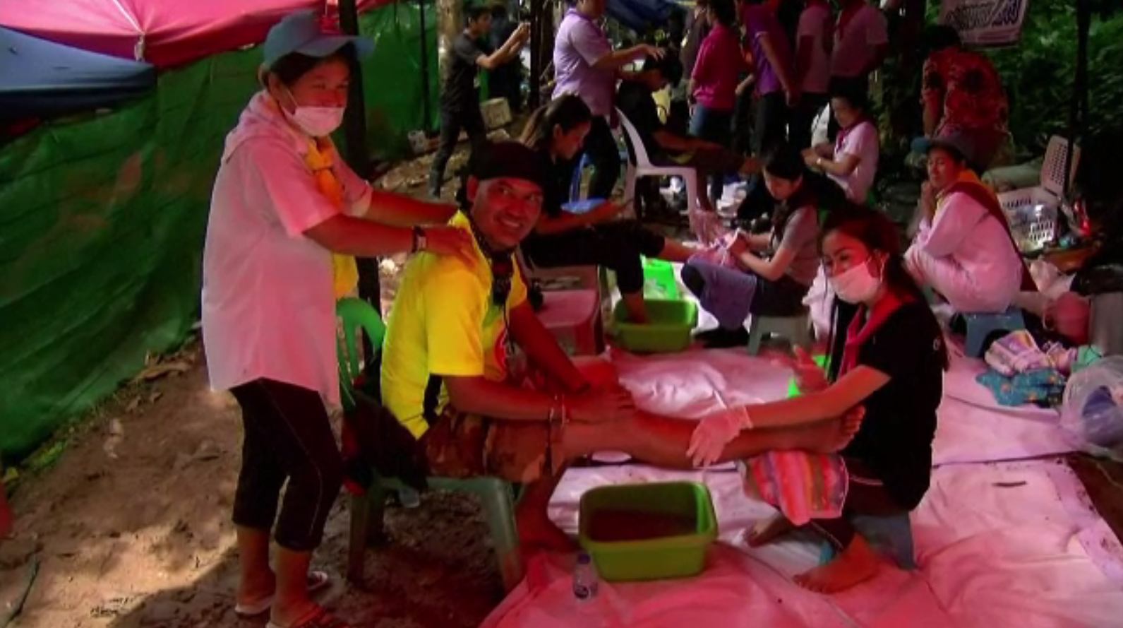 Tragedia copiilor blocați în peșteră a unit suflete. Voluntari din toată țara au venit să ajute