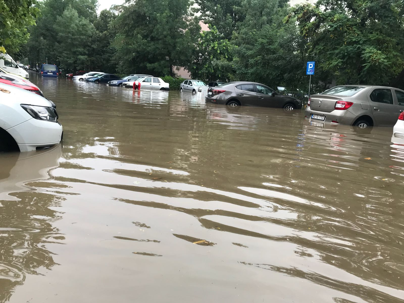 Străzi inundate în Capitală după furtuna de marți dimineață. Intervenție a pompierilor