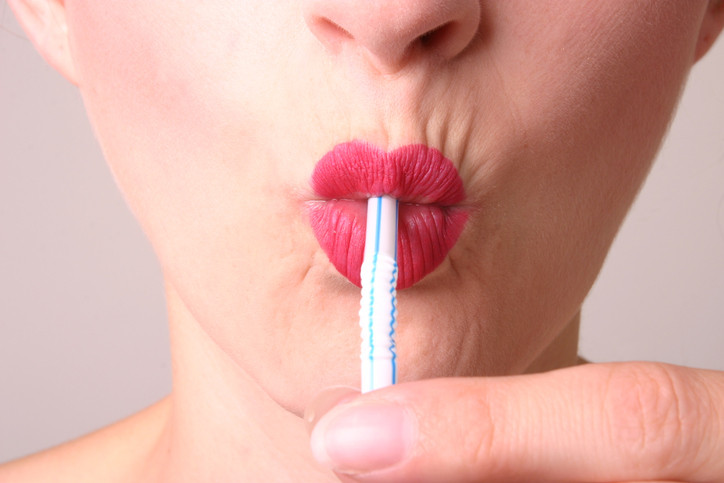 Starbucks renunță la paiele din plastic