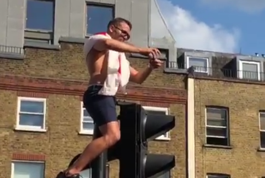 Momentul în care un barbat prizează cocaină, cocoțat pe un semafor. VIDEO