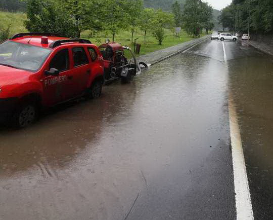 Zeci de gospodării sub ape după codul roșu de inundații. Oamenii au rămas fără animale