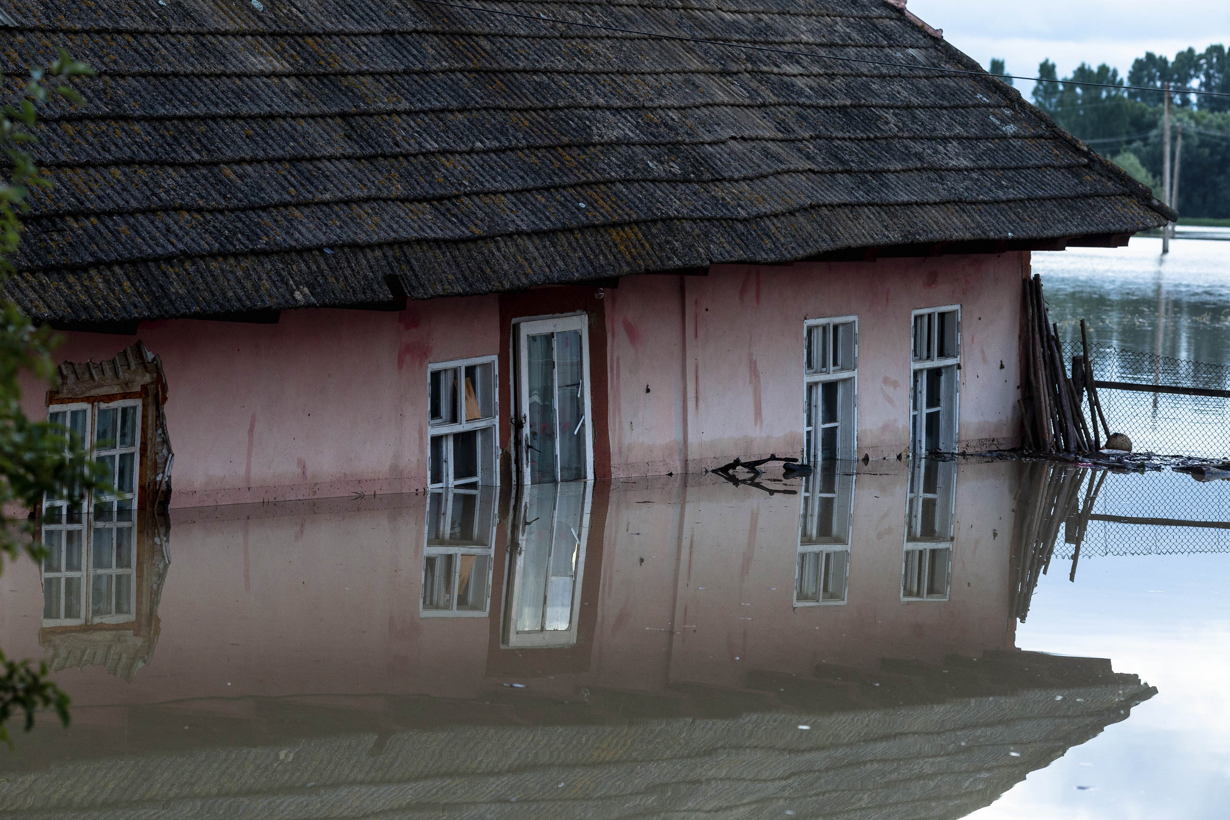 Cod galben şi Cod portocaliu de inundaţii pe râuri din 12 judeţe. Avertismentul hidrologilor
