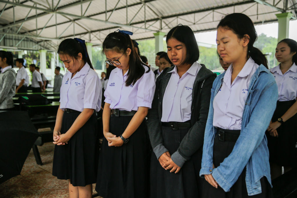 Colegii adolescenților blocați în peșteră s-au rugat pentru salvarea lor. Operațiunea s-a încheiat cu succes