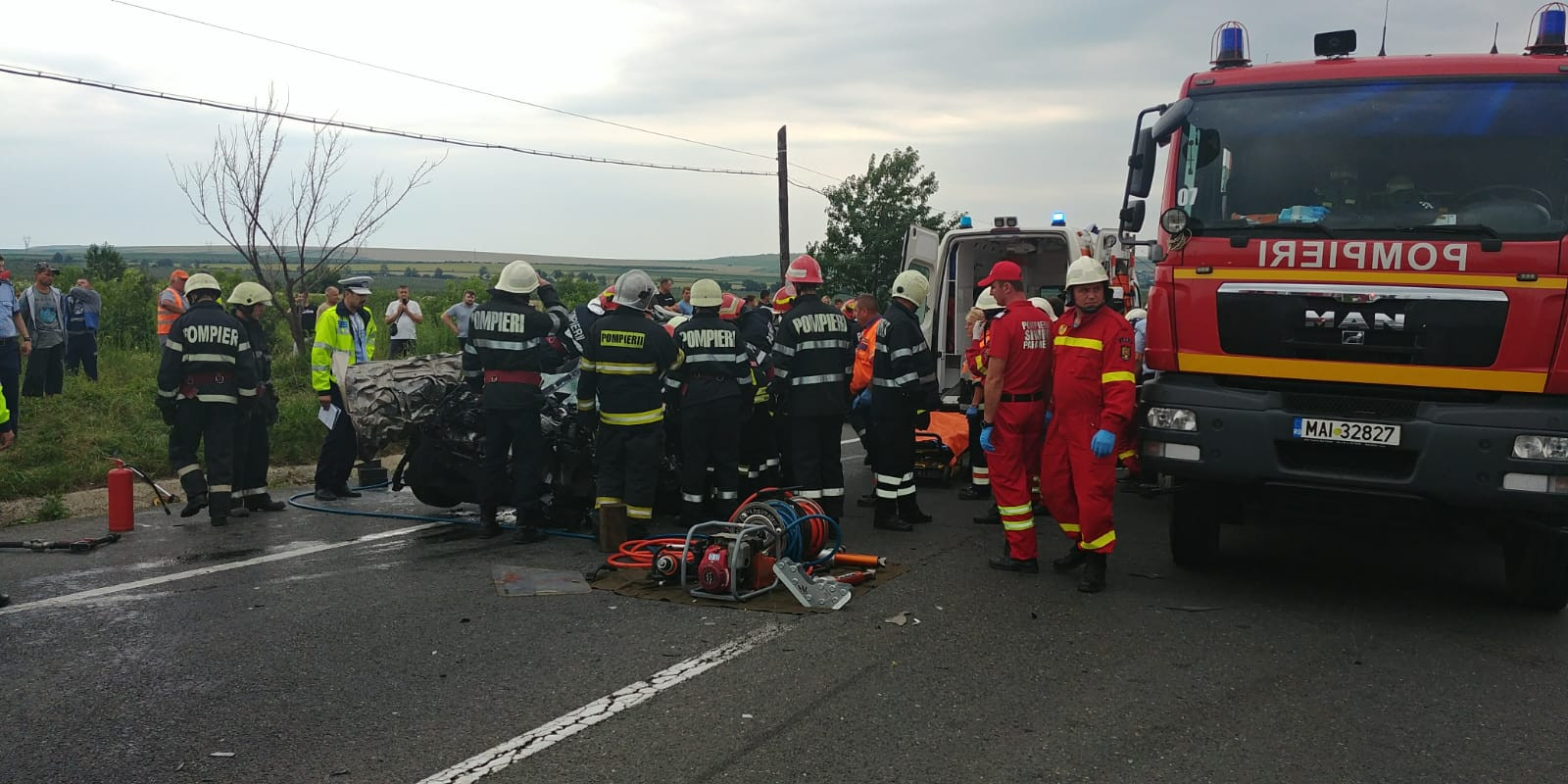 Accident grav în Iaşi între un microbuz, un autocar şi un autoturism. PLAN ROŞU