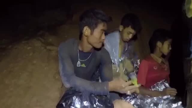 Gestul emoționant făcut de tatăl unuia dintre copiii blocați în peștera din Thailanda