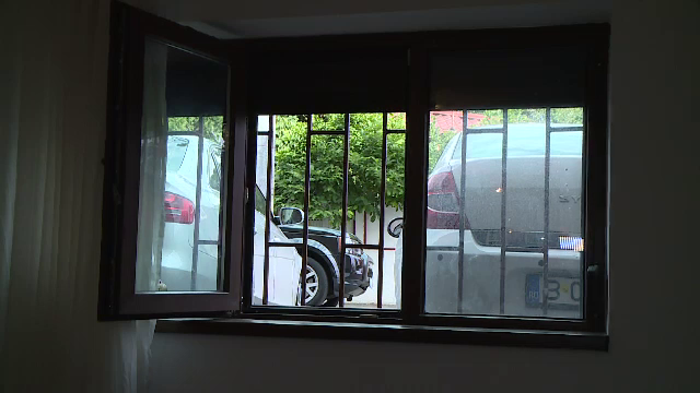 Viața într-un apartament de la demisol, construit de liderul unui clan interlop: fără lumină, igrasie și inundații