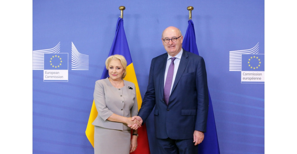 Viorica Dăncilă s-a întâlnit cu comisarii Corina Crețu și Phil Hogan, la Bruxelles. Imagini publicate de Guvern, fără sunet