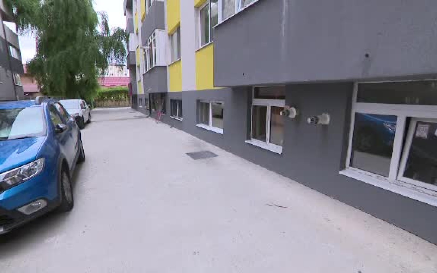 Viata intr-un apartament de la demisol, construit de liderul unui clan interlop: fara lumina, igrasie si inundatii