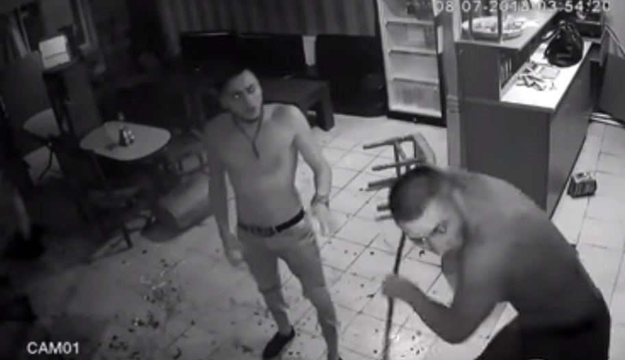 Scandal într-un bar din Vâlcea. 5 bărbaţi, reţinuţi după ce au devastat localul. VIDEO