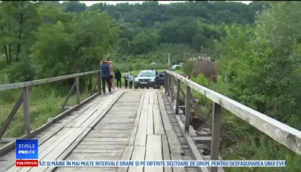 A murit după ce a căzut în gol de la 4 metri de pe un podeț de lemn