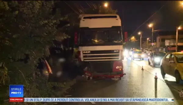 Șase mașini parcate, lovite un plin de un șofer de TIR care a pierdut controlul volanului