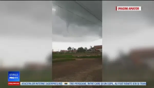 Mai multe zone din țară, lovite puternic de inundații. E a treia oară când scot apa