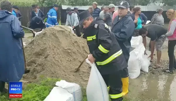 Inundatii în Vâlcea. Zeci de persoane evacuate