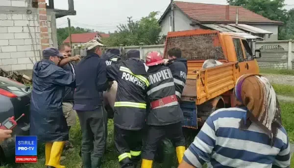 Inundatii în Vâlcea. Zeci de persoane evacuate