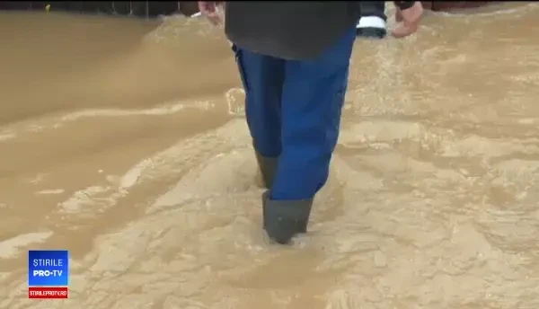 Cod roşu de inundaţii, în trei județe. Oamenii, evacuați din locuințe