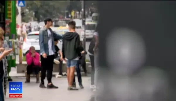 Legea hărţuirii, adoptată. Ce riscă cei care strigă sau fluieră după femei pe stradă