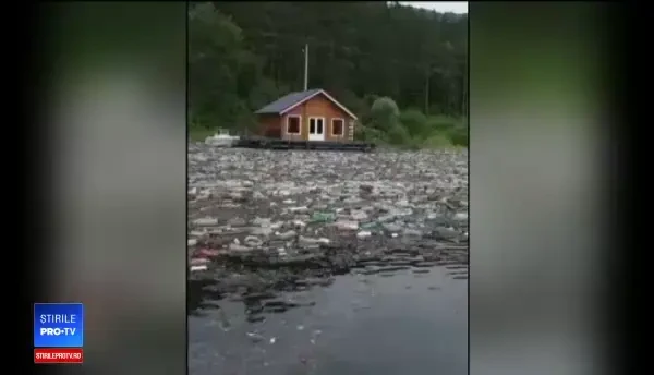 Dezastru ecologic în Bicaz. Primar: ”Îmi vine să urlu, să mă arunc în apă”