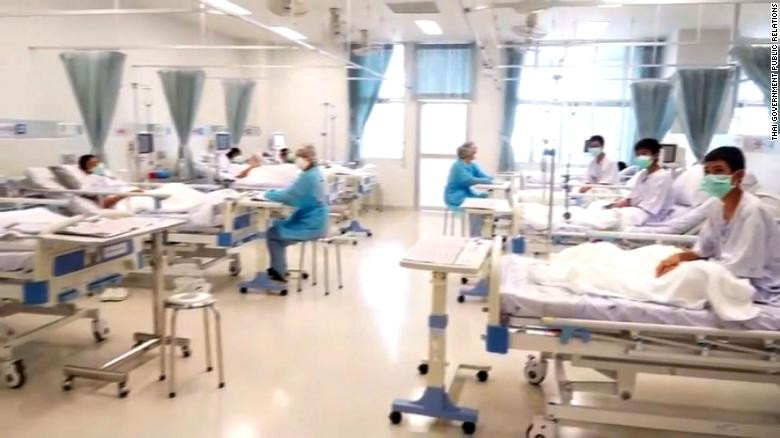 Primele imagini cu copiii salvați din peștera din Thailanda. Cum se simt cei 12 băieți