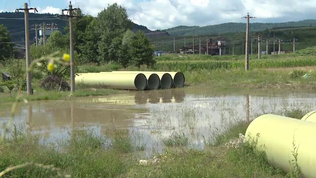 Tuburile aduse de autorităţi în Vâlcea pentru protejarea gospodăriilor de viitoarele inundaţii, abandonate de un an