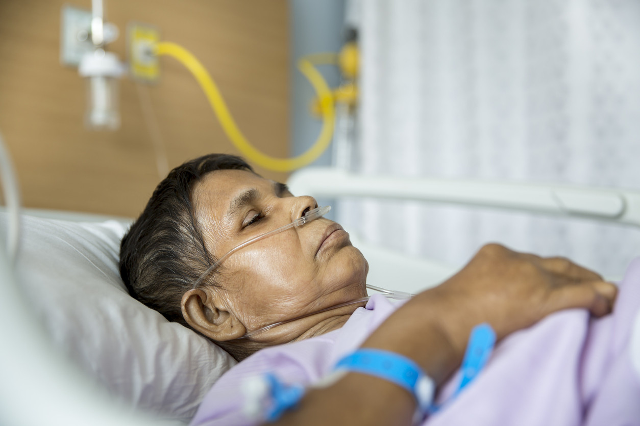 O femeie dependentă de aparate a murit, după ce compania de electricitate i-a tăiat curentul