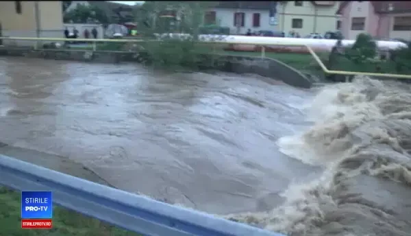 Inundațiile au alungat din case mii de români: Veneau numai valuri. M-am îngrozit