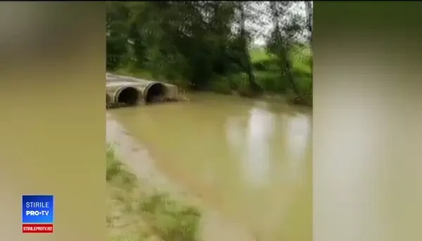 Tuburile aduse de autorităţi în Vâlcea pentru protejarea gospodăriilor de viitoarele inundaţii, abandonate de un an