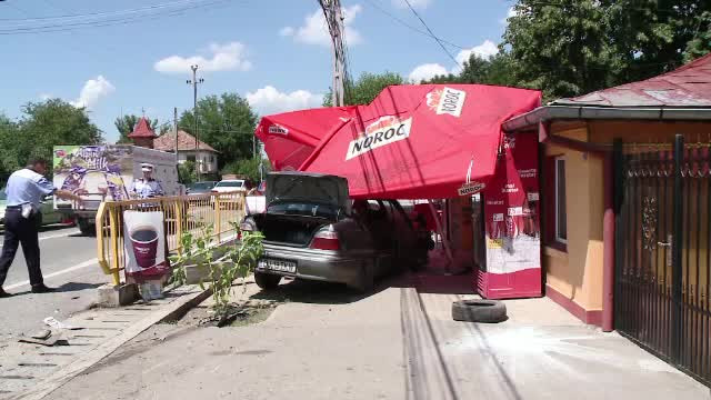 Patru răniți, printre care și un copil de 7 ani, după ce o mașină a ajuns într-un bar