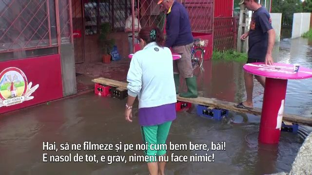 Locuitorii unei localități din Prahova se cinstesc cu berea răcită de inundații: ”Nimeni nu face nimic”