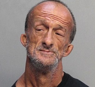 Om al străzii fără mâini, acuzat că ar fi înjunghiat un turist pe stradă. Reacția bărbatului