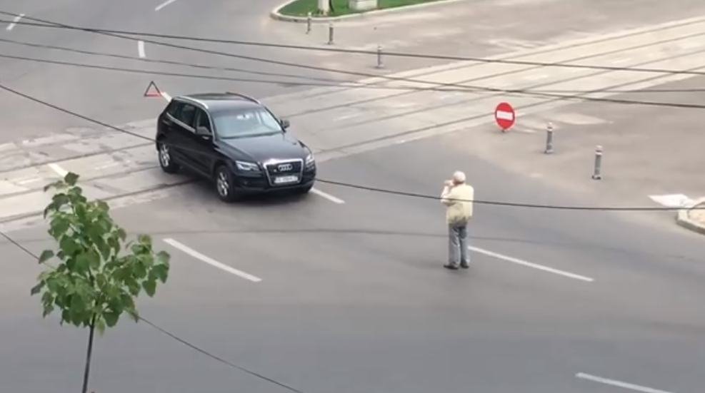 Motivul pentru care un șofer din Galați și-a pus mașina în mijlocul unei intersecții. VIDEO