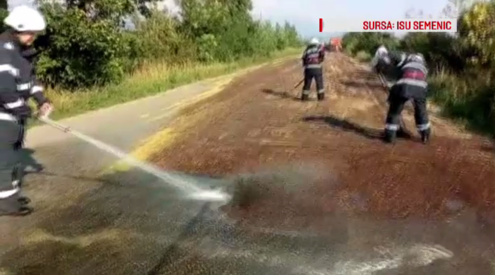 Tone de rapiță împrăștiate pe șosea din cauza unui șofer neatent. Manevra făcută