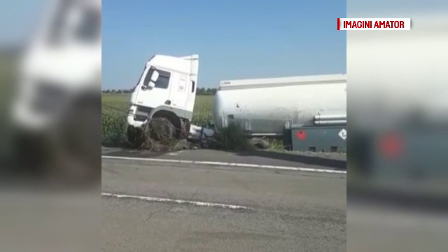 Traficul pe A2, reluat pe ambele sensuri la 20 de ore după răsturnarea cisternei cu kerosen