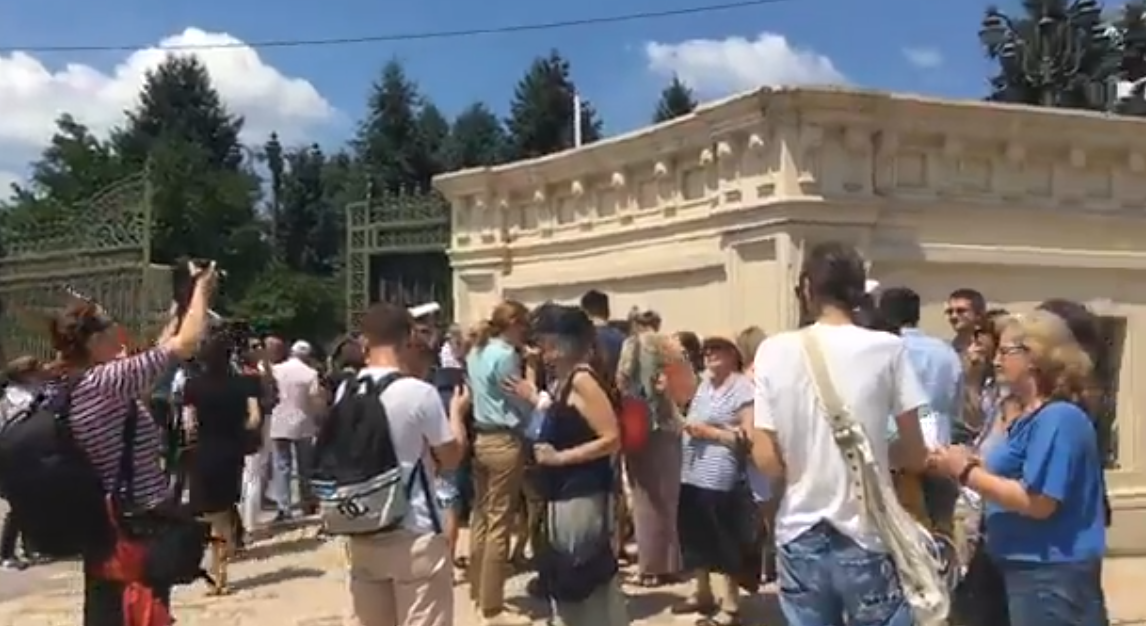 100 persoane au stat la coadă, la CCR, ca să ceară verificarea Codului Penal