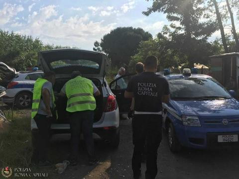 Tabără ilegală de romi evacuată la Roma. Au refuzat locuințele sociale oferite de autorități