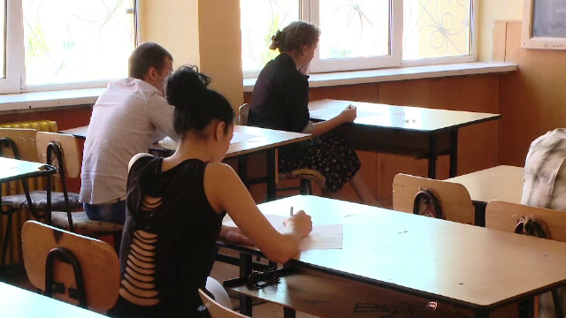 O profesoară a venit la examen cu telefonul ascuns în lenjeria intimă. Cum a fost prinsă