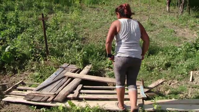 Un copil de 2 ani a căzut într-o groapă plină cu apă, săpată de părinți în curte