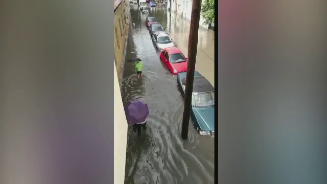 Inundații la Cluj. Șoferii nu au mai putut ieși din mașini din cauza nivelului apei