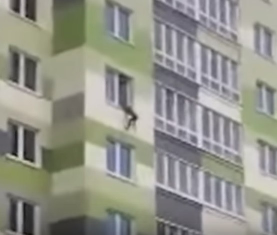 Momentul în care un copil este salvat, după ce a căzut de la etajul 7. VIDEO