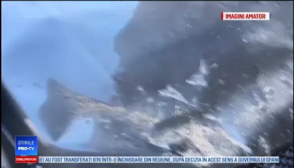 Bucăți din tencuiala unui bloc din Tg. Jiu căzute pe mașini. Până nu moare cineva nu repară