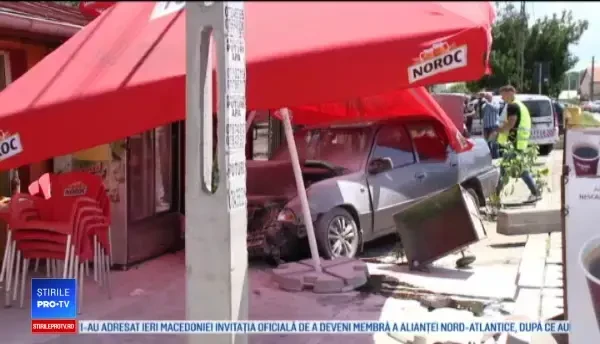 Patru răniți, printre care și un copil de 7 ani, după ce o mașină a ajuns într-un bar